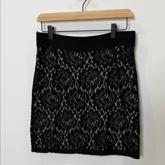 H&M Dresses & Skirts - H&M Women’s Black Floral Lace Mini Skirt – Size 6 – Stretch